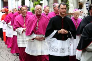 20170513-de-bisschoppen-treden-de-basiliek-binnen-ramonmangold