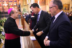 ROTTERDAM - Uitvaart van Ruud Lubbers in de Laurentius en Elisabeth Kathedraal te Rotterdam. De oud-premier overleed op 78-jarige leeftijd. Ontmoeting tussen Mgr. van den Hende (L) - bisschop van Rotterdam - en Minister-president Mark Rutte ANP RAMON MANGOLD