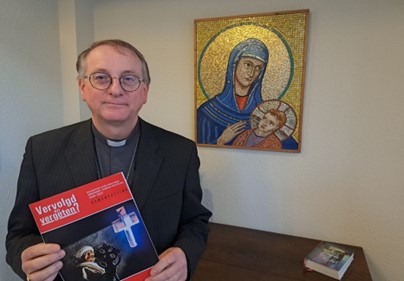 Bisschop Van den Hout neemt rapport Kerk in Nood in ontvangst: christenvervolging neemt toe