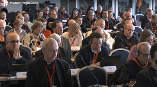 Europese deelnemers bijeenkomst in Praag bidden voor slachtoffers aardbeving