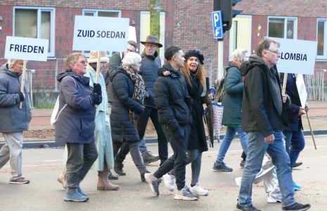 Tocht in Apeldoorn voor vrede en tegen pessimisme