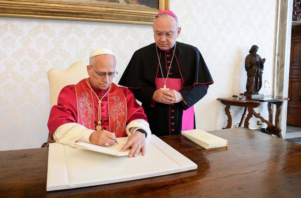Paus Leo XIV ondertekent zijn eerste apostolische exhortatie Dilexi te