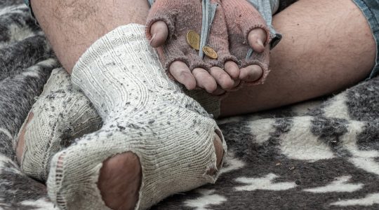 Paus Leo XIV roept op tot hoop en solidariteit in boodschap voor Werelddag van de Armen