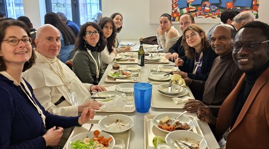 Jonge mensen in dialoog over broederschap als een band van Vrede