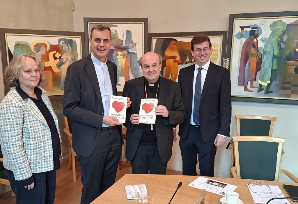 Gezamenlijke Nederlandse vertaling Magnifica Humanitas overhandigd aan Nederlandse en Vlaamse bisschoppen
