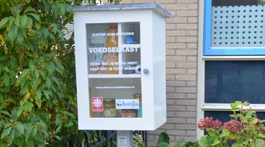Caritas in de praktijk: voedselkasten in Almere